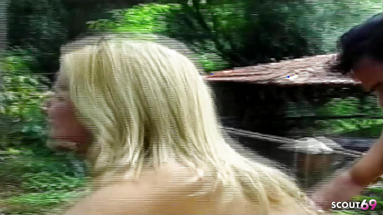 सुनहरे बालों वाली पतली किन्नर की सड़क पर मोटे लंड द्वारा चरमसुख तक चुदाई