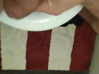 Jeu de toilettes avec bite, sperme et cul