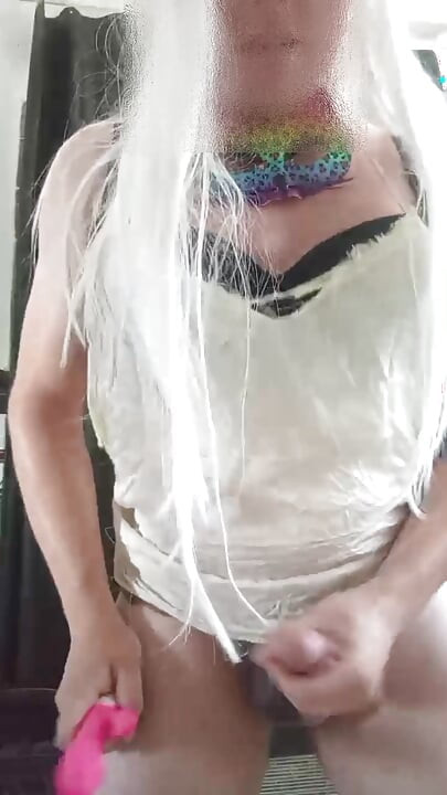 Junger transvestit, dessous und spielzeug