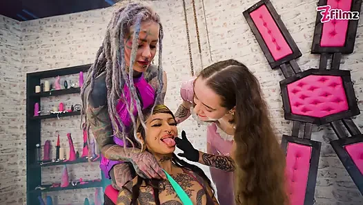 Tükürük ve dildolarla çift kadın egemenliği lateks eylemi