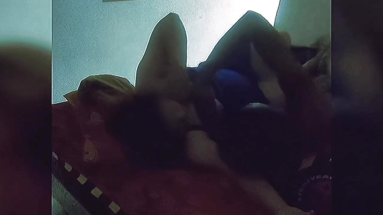 妻の乳首を舐めたり吸ったりし続けて、ベイビー。舌が飲み込みにくいです。