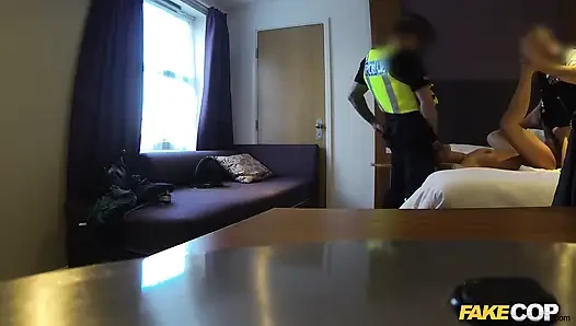 Fake cop - seks threesome bareng dua lesbian