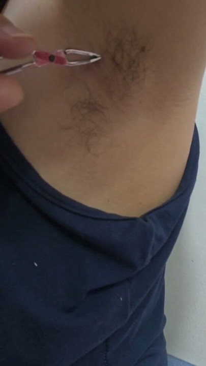 Removing my hair in my armpit | Clip 1