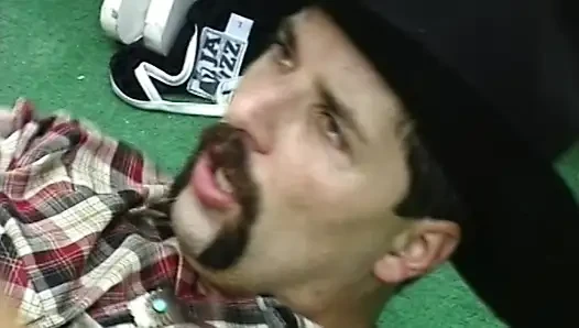 Korucu genç kızını verandada becerdi