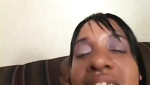 Topuklu seksi zenci genç kız amcığı sikilirken üstte olmayı seviyor