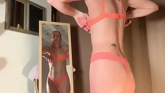 Нижнее белье у зеркала