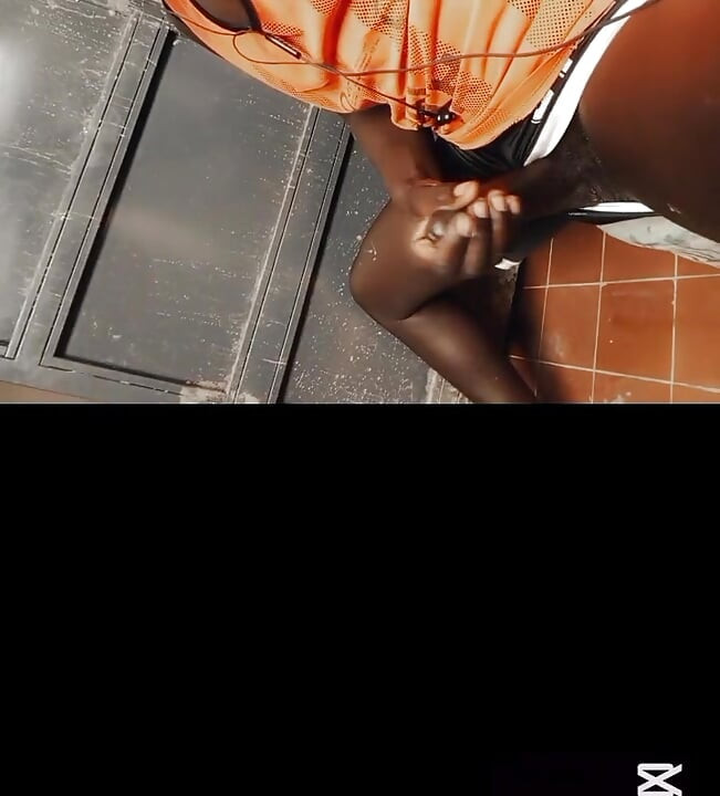 Geiles afrikanisches teen kann nach der arbeit nicht von ihm großem schwanz fern bleiben