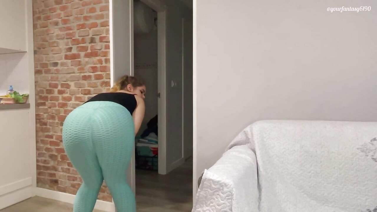 Tirándose pedos con mallas turquesa de TikTok