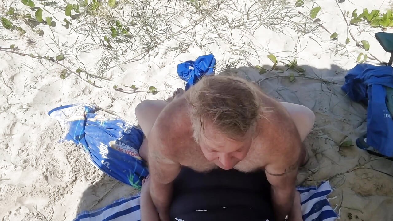 Regardez-nous baiser et sucer à la plage