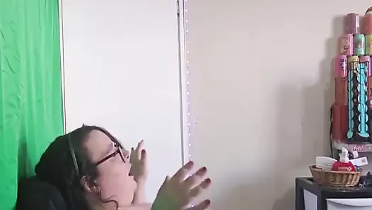 Bidadari super semok lagi asik bugil sambil melucuti bajunya