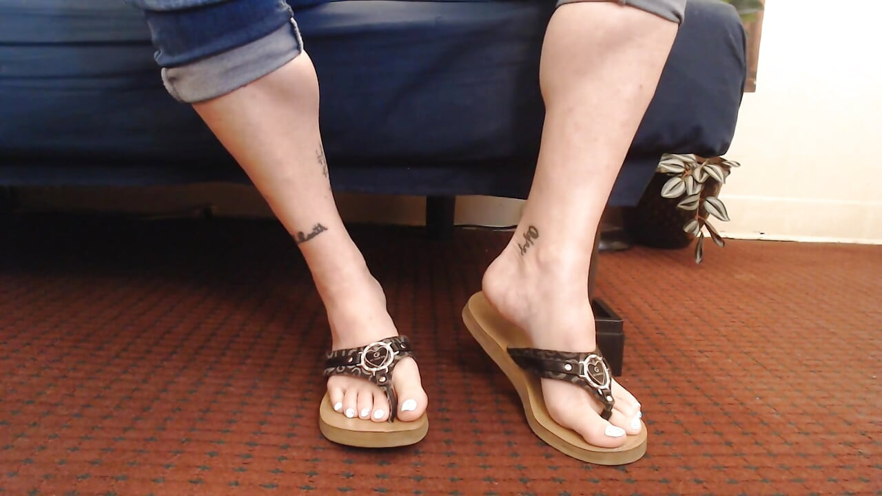 Chanclas de uñas blancas revolotean