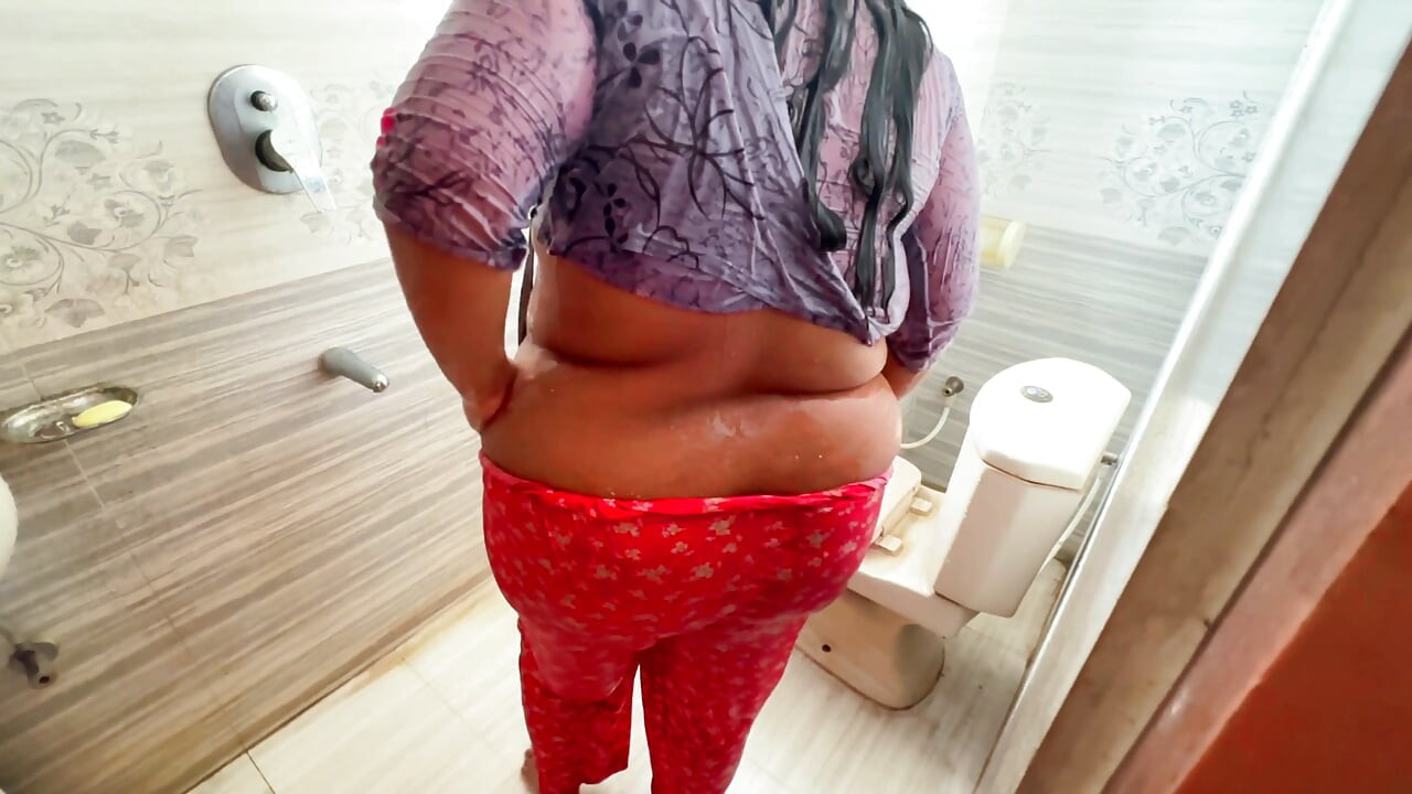 Egypte bbw-stiefmoeder douche in de badkamer toen stiefzoon super heet werd en haar neukte - doucheseks en klaarkomen