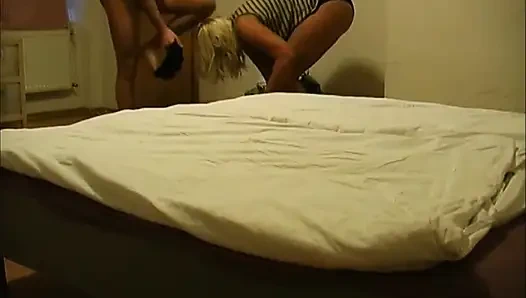 Pasangan asli amatir ngentot memek dalam posisi dogging... Seks di kamar tidur