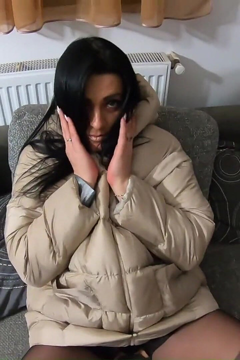 Pantyhose koyak & blowjob downjacket tembam, doggy & pancutan berganda pada kot