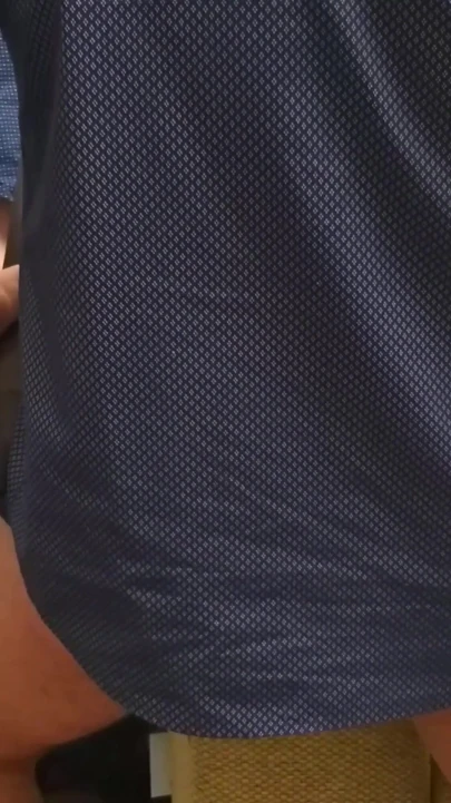 Momento sbalorditivo dal "Il marito ha condiviso la moglie con un amico. Trio. Uomo donna-uomo. Doppio pompino con preservativo. Parte 3. Ep 4034 "