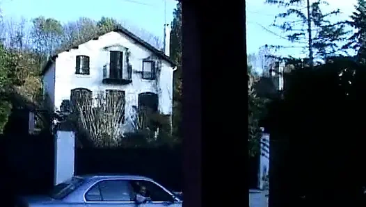 Дикая французская крошка ублажает два члена во время работы на кухне