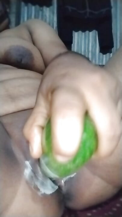 Indiana puta viral coloca a mão e fode mais minha buceta com pepino