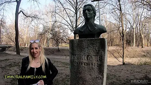 Kyra ateşli büyük götlü sarışın bomba döllenmek istiyor