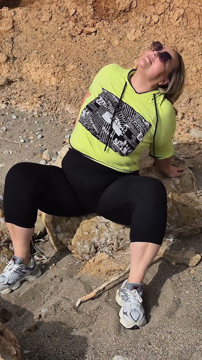Azgın evli kadın plajda mastürbasyon yapıyor