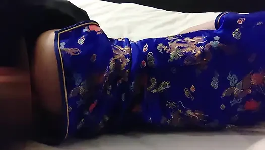 Любительское видео от первого лица Я хочу заигрывать с девушкой в китайском платье, полное видео минета куннилингус секс, косплей
