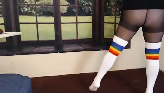 Trainierte strumpfhosen-socken über geschichtet
