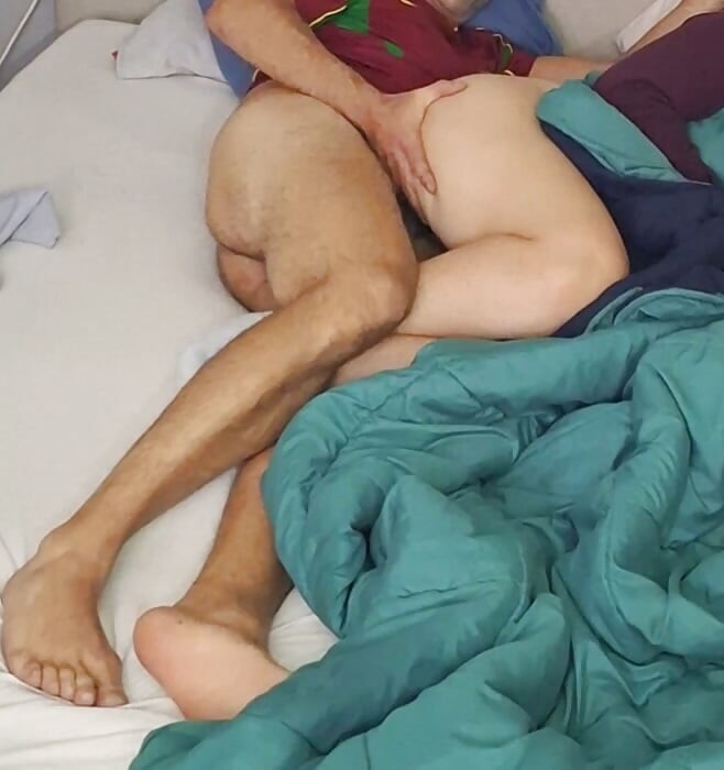 Il lui baise la chatte pendant qu'elle regarde la télé