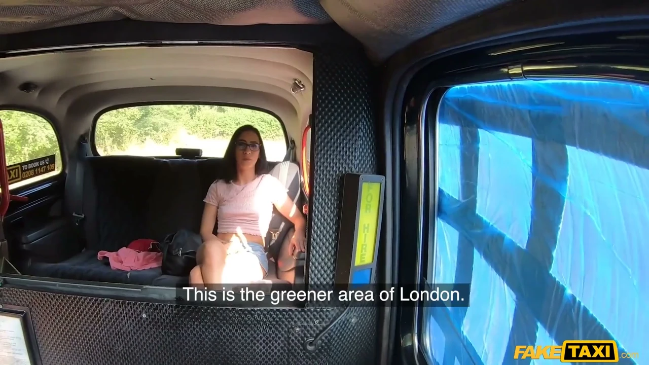Fake taxi - Nikki Fox tıraşlı Macar amcığını gösteriyor yarak seviyor