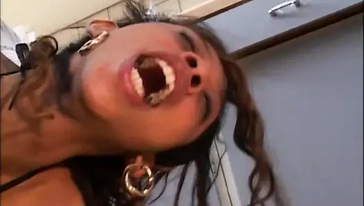 Молодая черная пума с большими сиськами трахается в задницу и камшот в рот большим членом