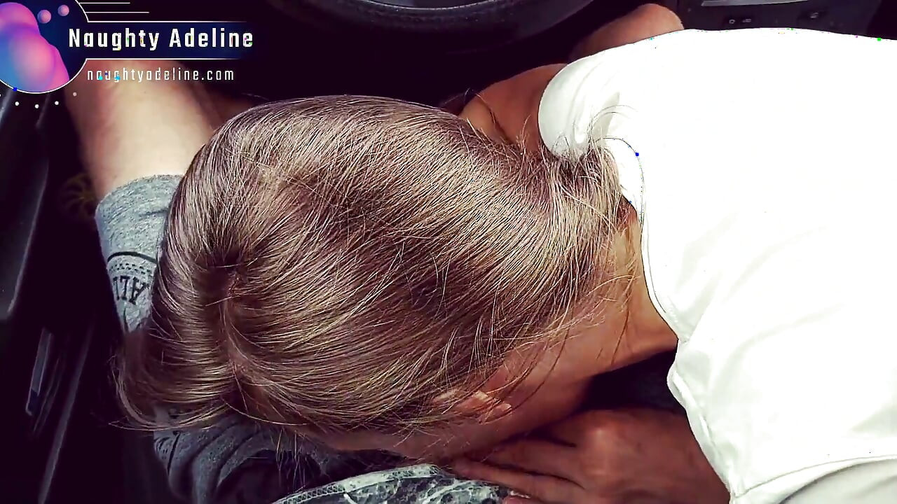 कारमध्ये चिकट ब्लोजॉब आणि तोंडात चोळणे
