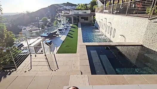 Lily Starfire büyük doğal memeli zenci tanrıça havuz başında sikişiyor