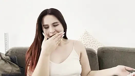 Kızıl saçlı sigara içiyor yakın çekim