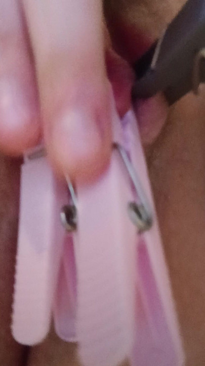 Grampos de roupa nos lábios
