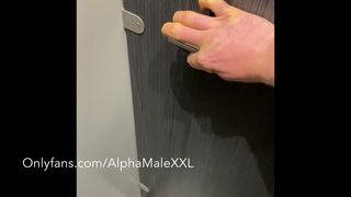Construtor hetero britânico mijando em banheiro público