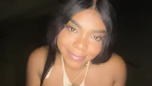 Üvey kız kardeşim beni baştan çıkarıyor ve sahilde gırtlağına kadar sakso çekiyor