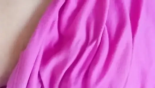 Cewek sange ini lagi asik masturbasi itilnya sampai orgasme intens