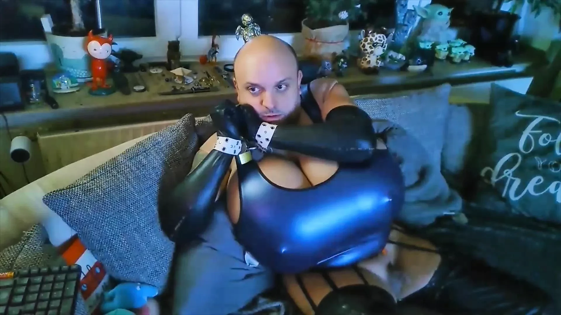BDSM selfbondage anale marteling met automatische gigantische gepompte dildo cup z monster gigantische tieten crossdresser zelfgebonden fetisj