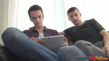 Feet worshipping twinks jerk their dicks