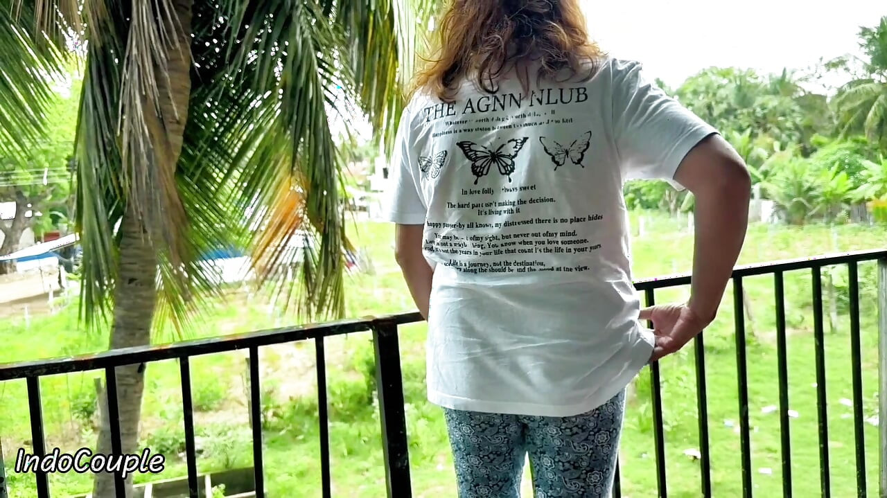 Agente inmobiliario falso indonesio, amigo de mi madre, le follé el coño peludo hasta que se corrió entre los arbustos
