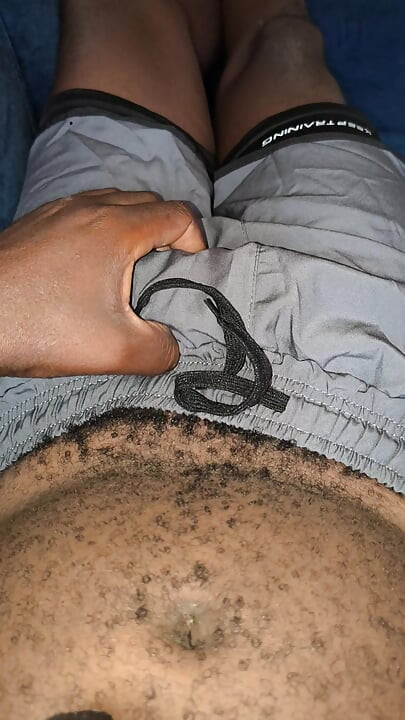 Tard dans la nuit, je me suis réveillé excité et a commencé à taquiner avec m bite bien dure