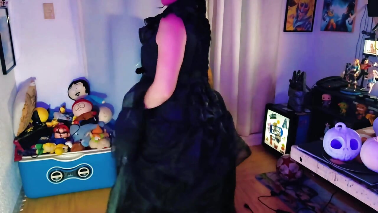 Soție sexy îmbrăcată în timp ce Merlina își fute iubitul