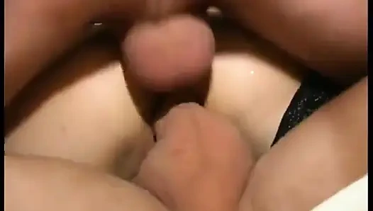 Eine Doppelpenetration für brünette in not!