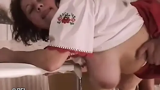 Memek dewasa berbulu disetubuhi dengan keras
