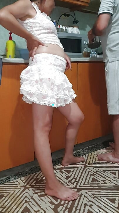 זוג טורקי מפלרטט במטבח.