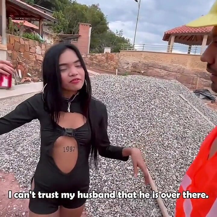 Woman Fucks the Worker Because Her Husband Went with His Friends