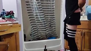 Probándose ropa en el baño con un juego de objetos anales