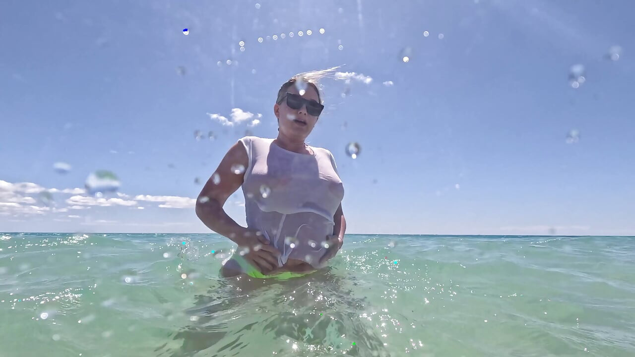 Nasses Weißes T-shirt, Das Unter Wasser Schwimmt