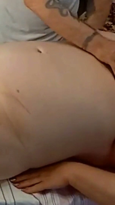 Jag gav min svärmor en kroppsmassage varefter hon suger min kuk och jag cum på hennes stora tuttar | Klippa 1