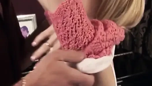 Tante seksi rambut pirang nyepong kontol besar sebelum dientot habis-habisan