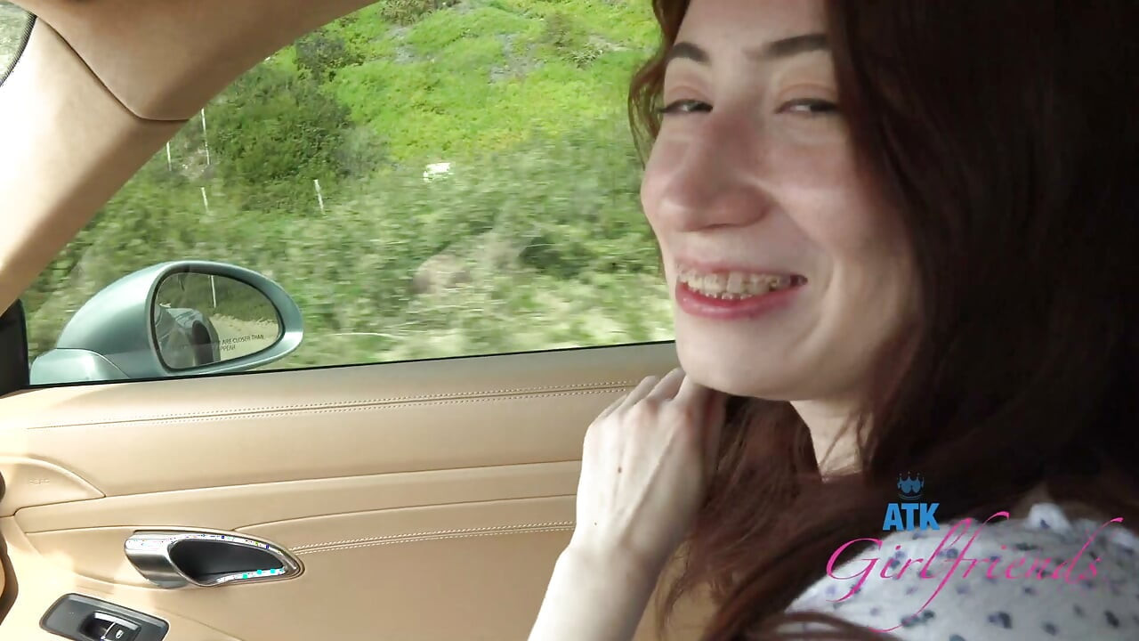 Süße Amateurin Ava Davis mit Zahnspange gibt Road Head POV während der Autofahrt GFE Session
