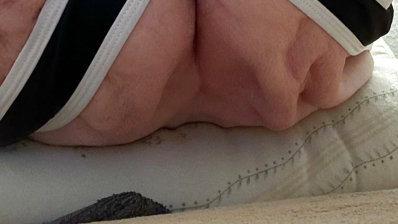 작은 자지, 큰 엉덩이, 음란한 늙은이가 스스로를 잘 박아대다